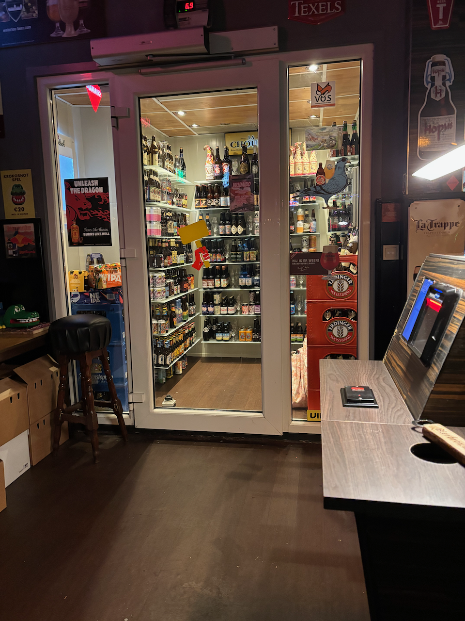 De Vluchte koelkast met zelfservice systeem